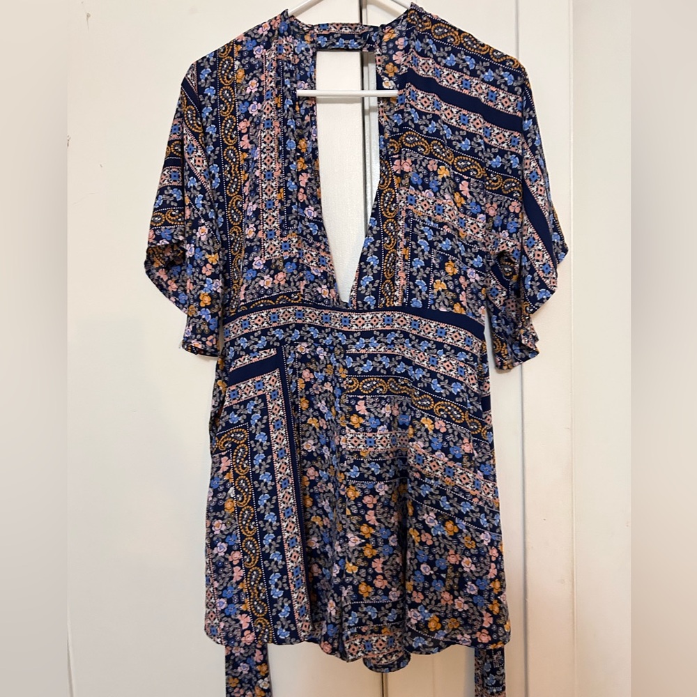 Olivaceous Navy Floral Top sz M soft lightweight flowy boho like new